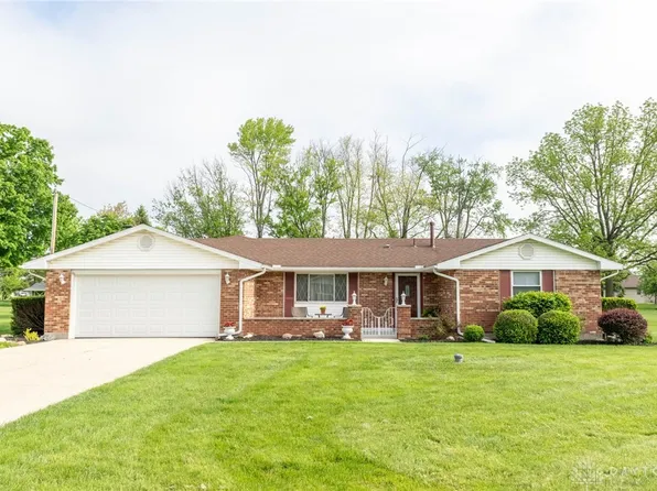 135 Coach Dr, Tipp City, OH 45371