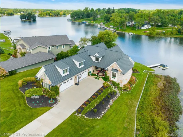 9916 King Rd, Davisburg, MI 48350