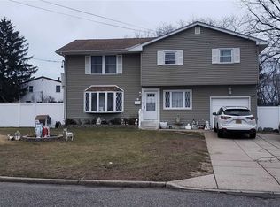 3 Gull Ln, Brentwood, NY 11717