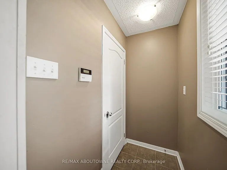 902 Gazley Cir — Photo 4