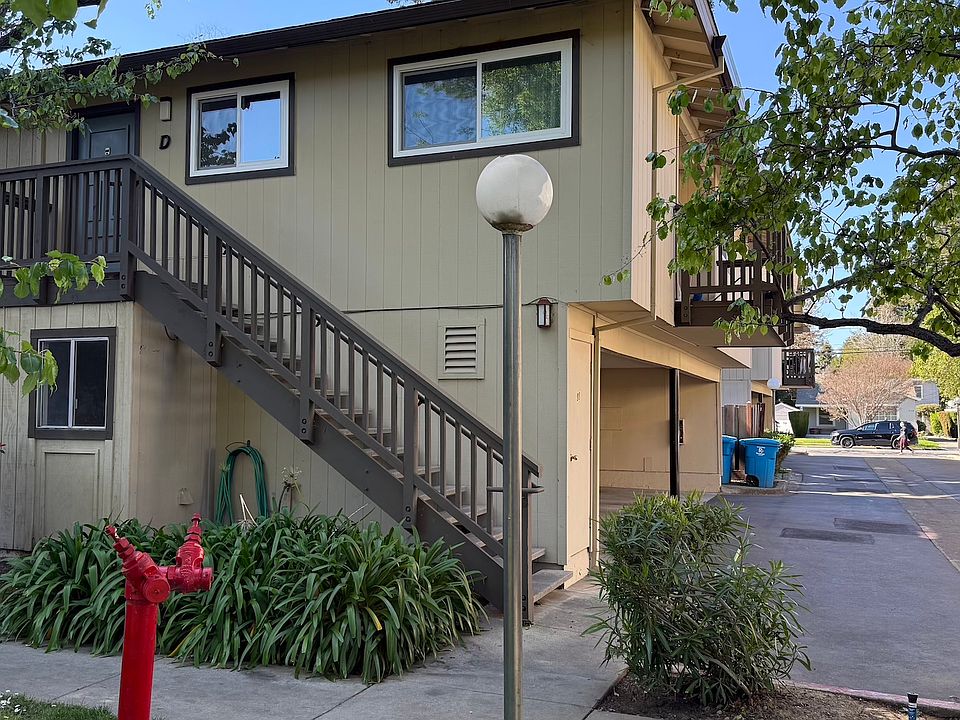 Corner unit with independent entrance. Nobody above or below.