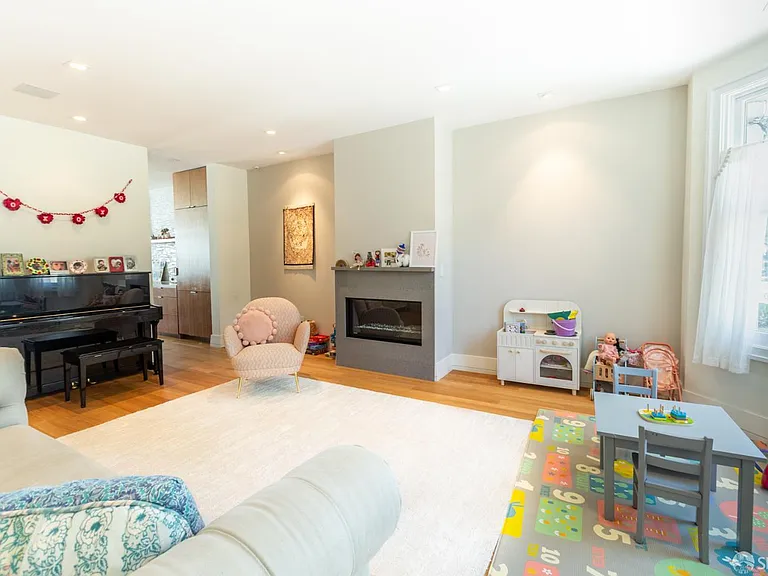 33 Fountain St — Photo 4