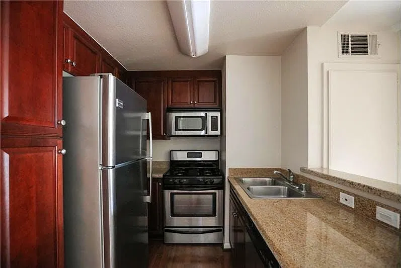 5550 Owensmouth Ave — Photo 4