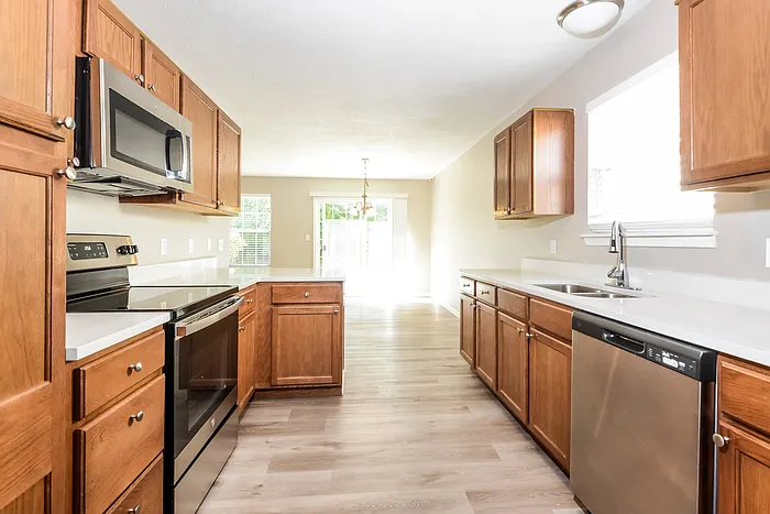 3 bed, 2.0 bath, 1576 sqft, $1,900 — Photo 4
