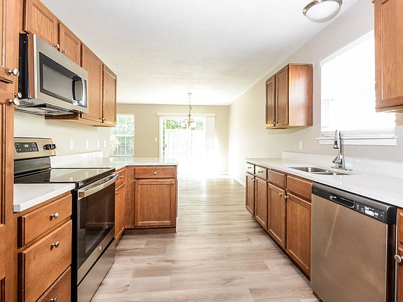 4th image of 904 Flying Sun Dr