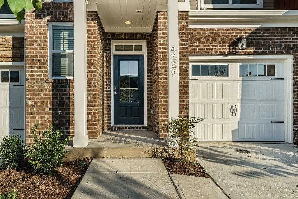 3 bed, 3.5 bath, 2799 sqft, $2,400 — Photo 4