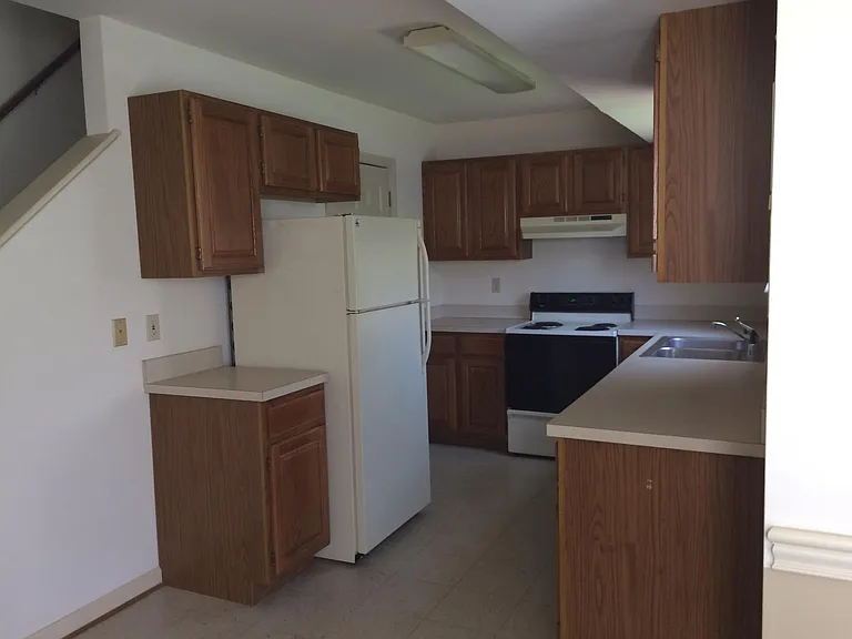 1168 Ashford Ln — Photo 3