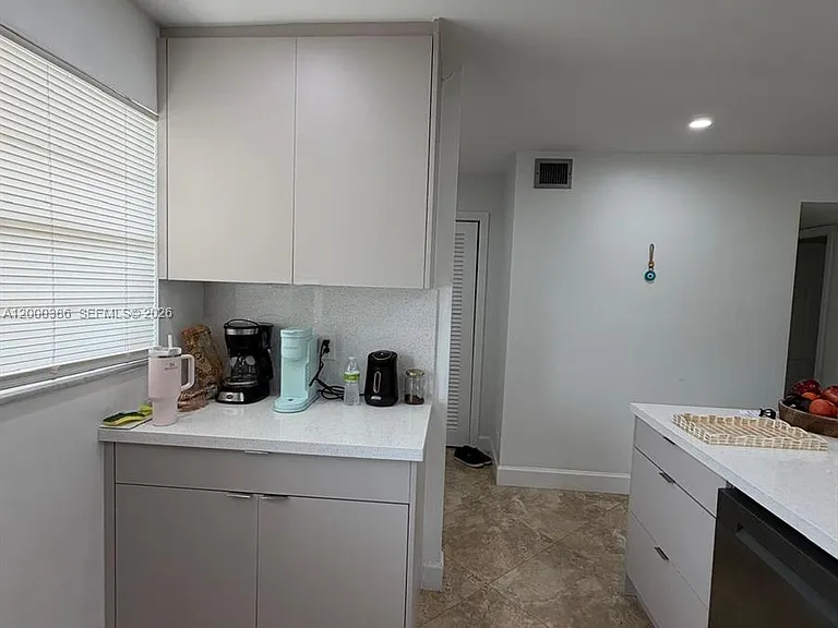219 NE 14th Ave #101 — Photo 15