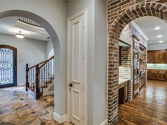 4th image of 902 Thornbury Ct