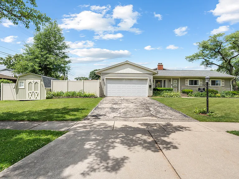818 Leahy Cir — Photo 2