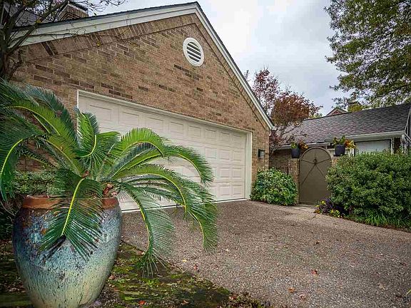 2nd image of 806 Ashford Ct