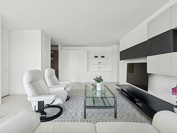 4th image of 161 W 61st St APT 24F