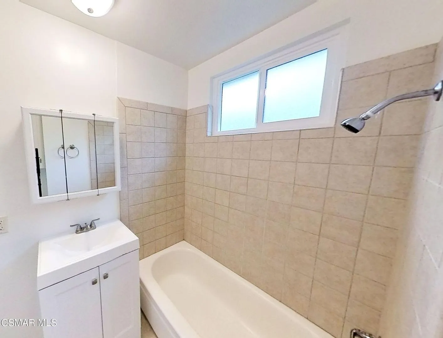 Beautifully updated, Thousand Oaks 4 + 2 single story home — Photo 2