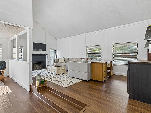 5th image of 3437 Castle Rock Ln