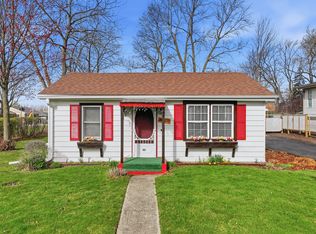 101 Oakleaf Rd, Lake In The Hills, IL