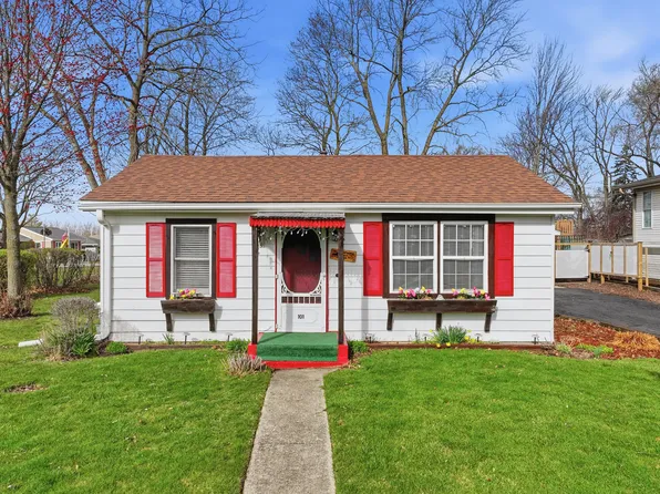 101 Oakleaf Rd, Lake In The Hills, IL 60156