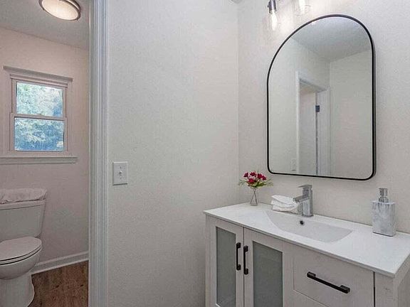 3rd image of 1109 Copperwood Dr