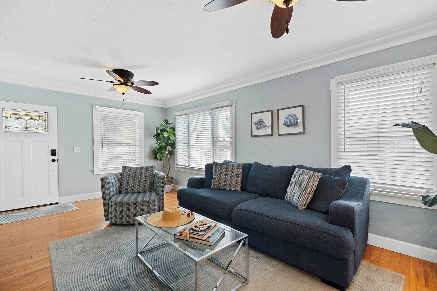 3 bed, 1.0 bath, 871 sqft, $8,468 — Photo 1