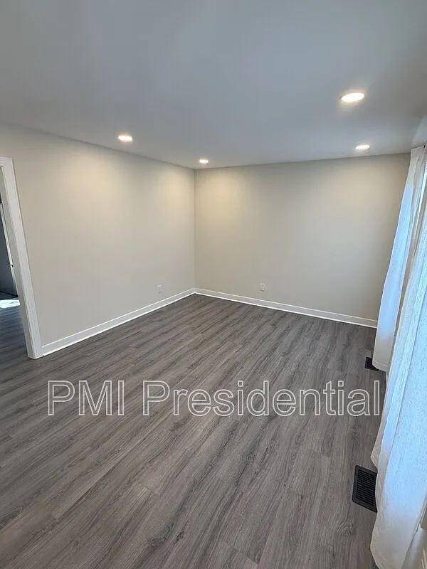 4 bed, 2.0 bath, 1252 sqft, $2,400 — Photo 4