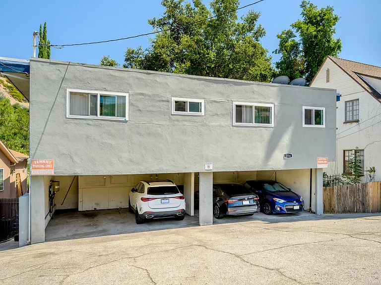 2116 E Chevy Chase Dr #C — Photo 32