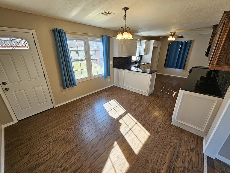 1904 W Oak Ave — Photo 5