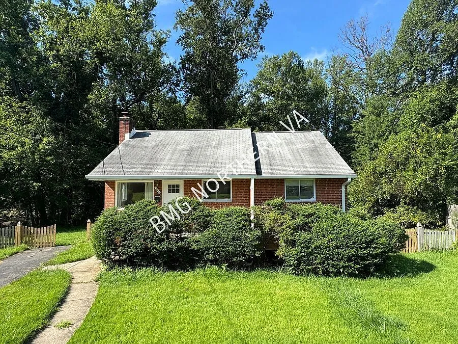 Bright 3-Bedroom, 2 Bath Home with Sunroom & Wooded Views — Photo 1
