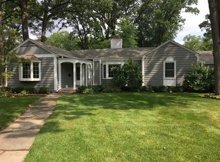 146 E Woodland Rd, Lake Bluff, IL 60044