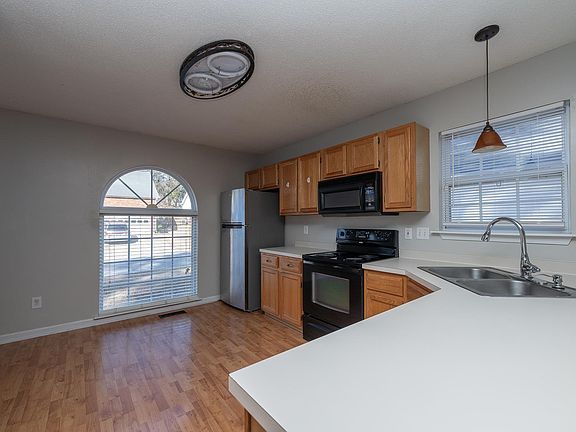 3rd image of 9 Colombard Ct