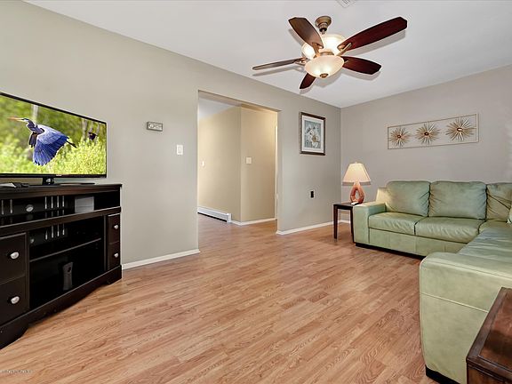 5th image of 393 Saint Thomas Dr