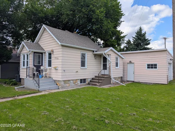 1210 7th Ave N, Grand Forks, ND 58203