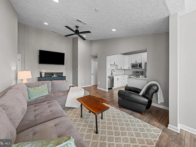 5601 Avonshire Pl #M — Photo 2