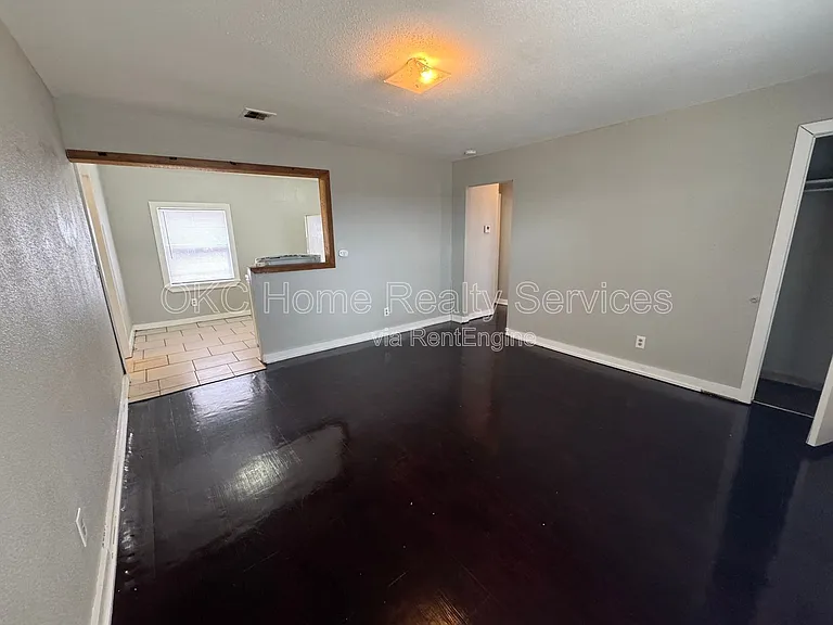 4201 NE 16th Ter — Photo 3