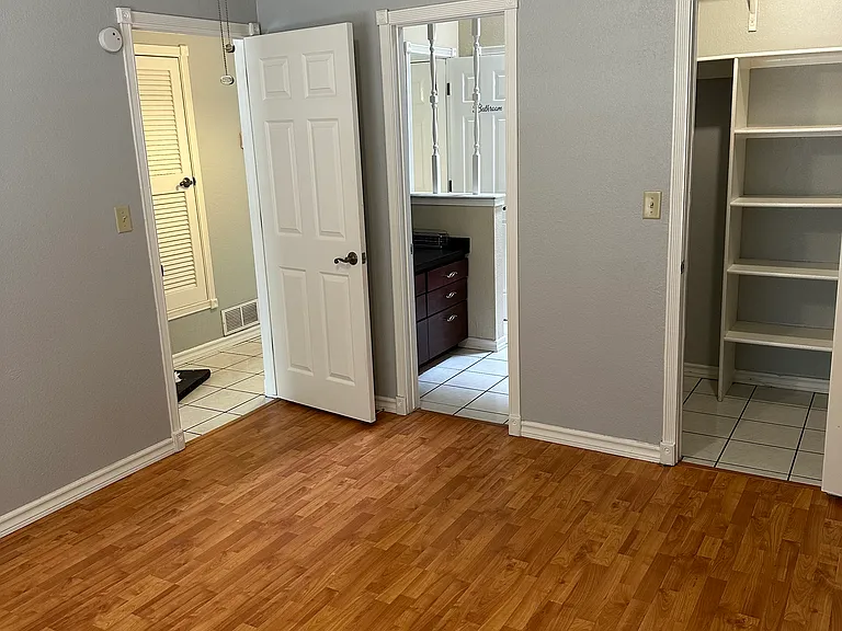11381 Lake Erie Dr — Photo 2