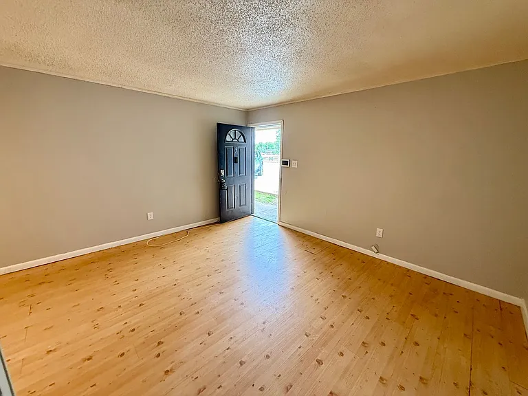 203 N Rogers St — Photo 7