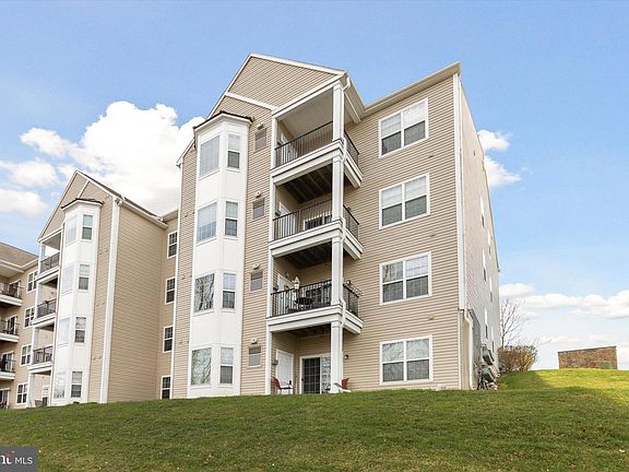3rd image of 902 Creekside Dr