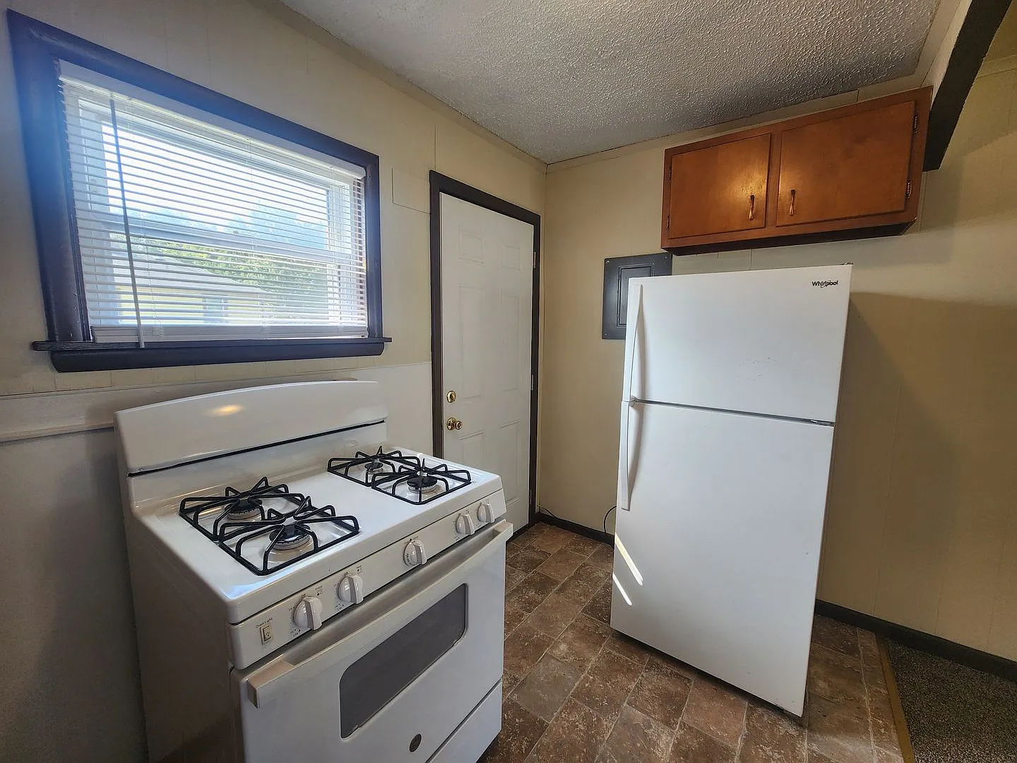 2 Bedroom 1 Bath Apartment — Photo 4