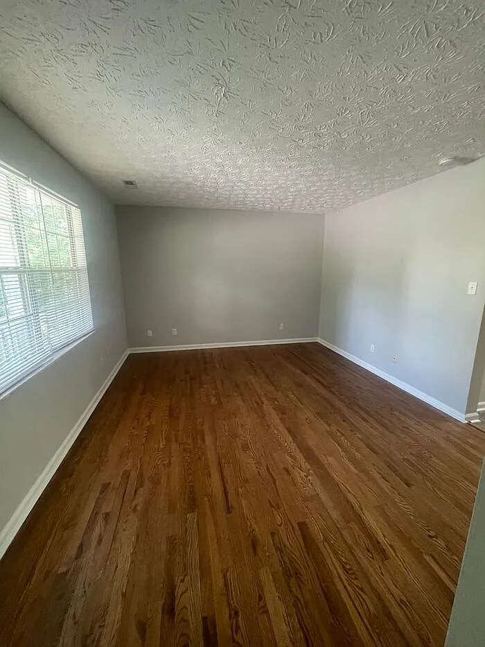 3 bed, 2.0 bath, 1800 sqft, $2,299 — Photo 2