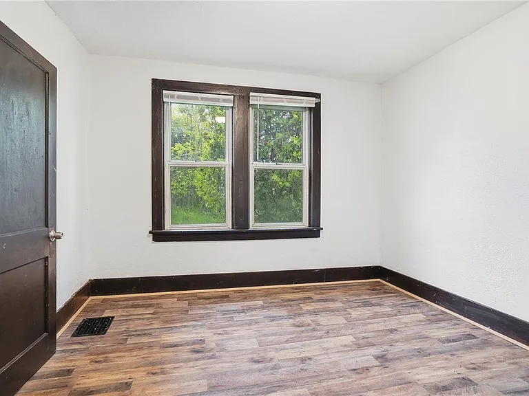 710 Catharine St — Photo 3