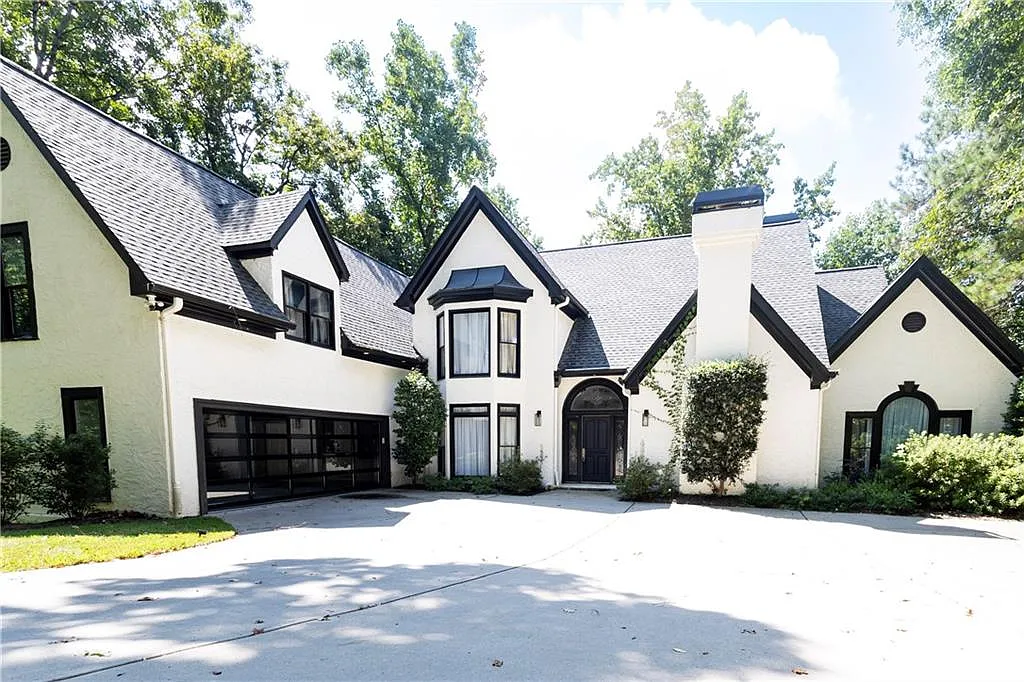 6 bed, 4.5 bath, 7100 sqft, $11,900 — Photo 2