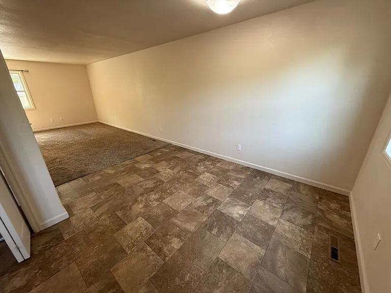 418 W Pershing — Photo 11