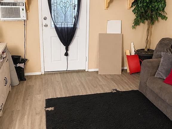 4th image of 928 Dawn Ave