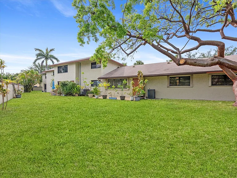 1821 NE 40th Ct #305 — Photo 23