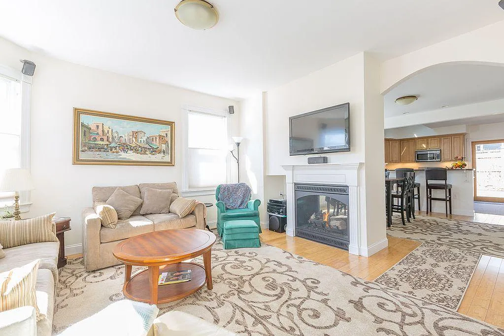 4 bed, 2.5 bath, 1550 sqft, $4,400 — Photo 1