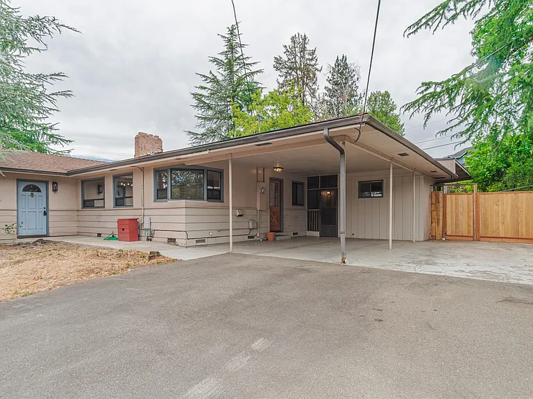 1430 NE Sherman Ln — Photo 2