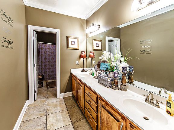 4th image of 199 Tigerlily Dr