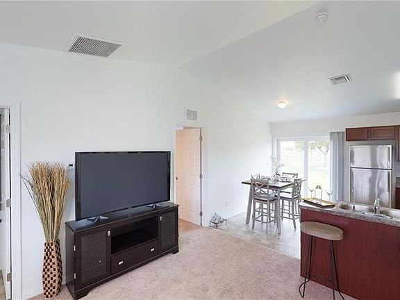 5th image of 213 NE 23rd Ter