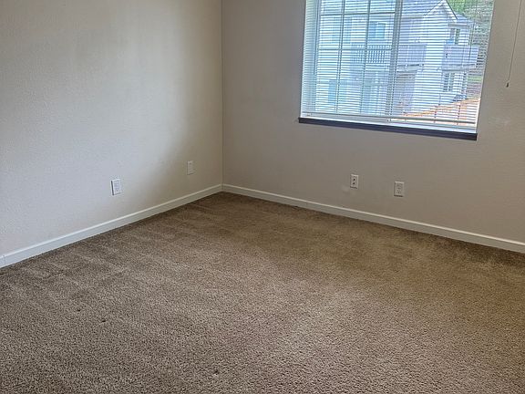 5th image of 1120 37th St SE #D201
