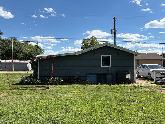 4th image of 300 N Linden Ave