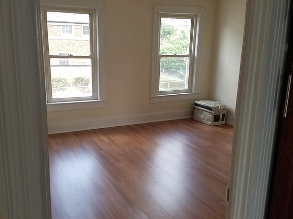 3rd image of 32 E Hawthorne Ave