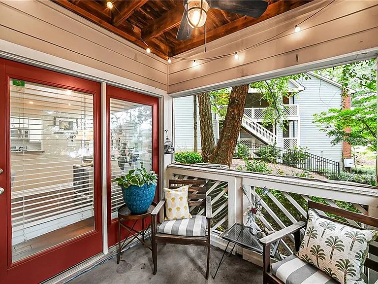404 McGill Pl NE — Photo 9